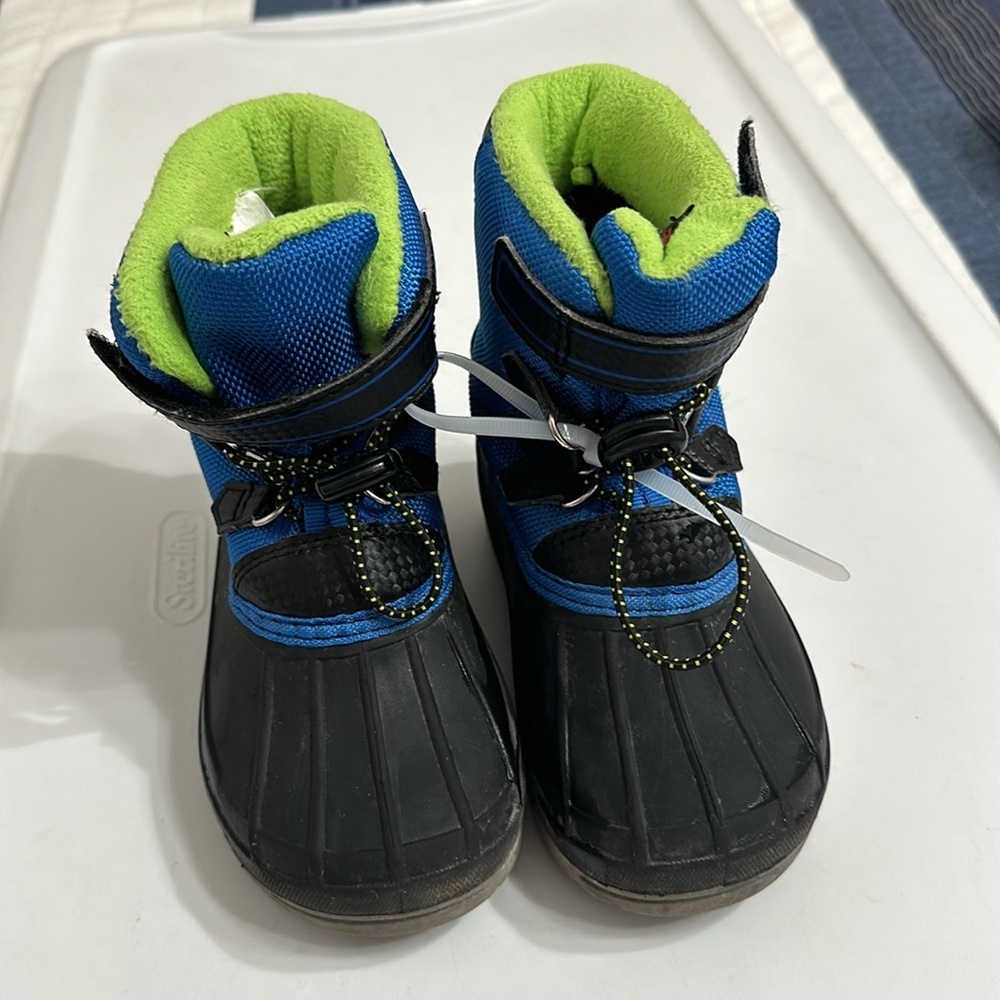 Wonder nation size 9 snow or water boots insulated lime green black and blue